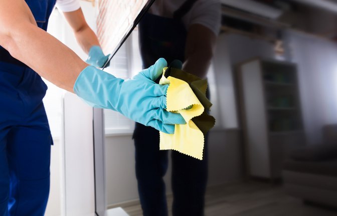 Beim Abwischen sollte man nicht zu viel Druck auf den Bildschirm ausüben.<span class='image-autor'>Foto: Andrey_Popov / shutterstock.com</span>