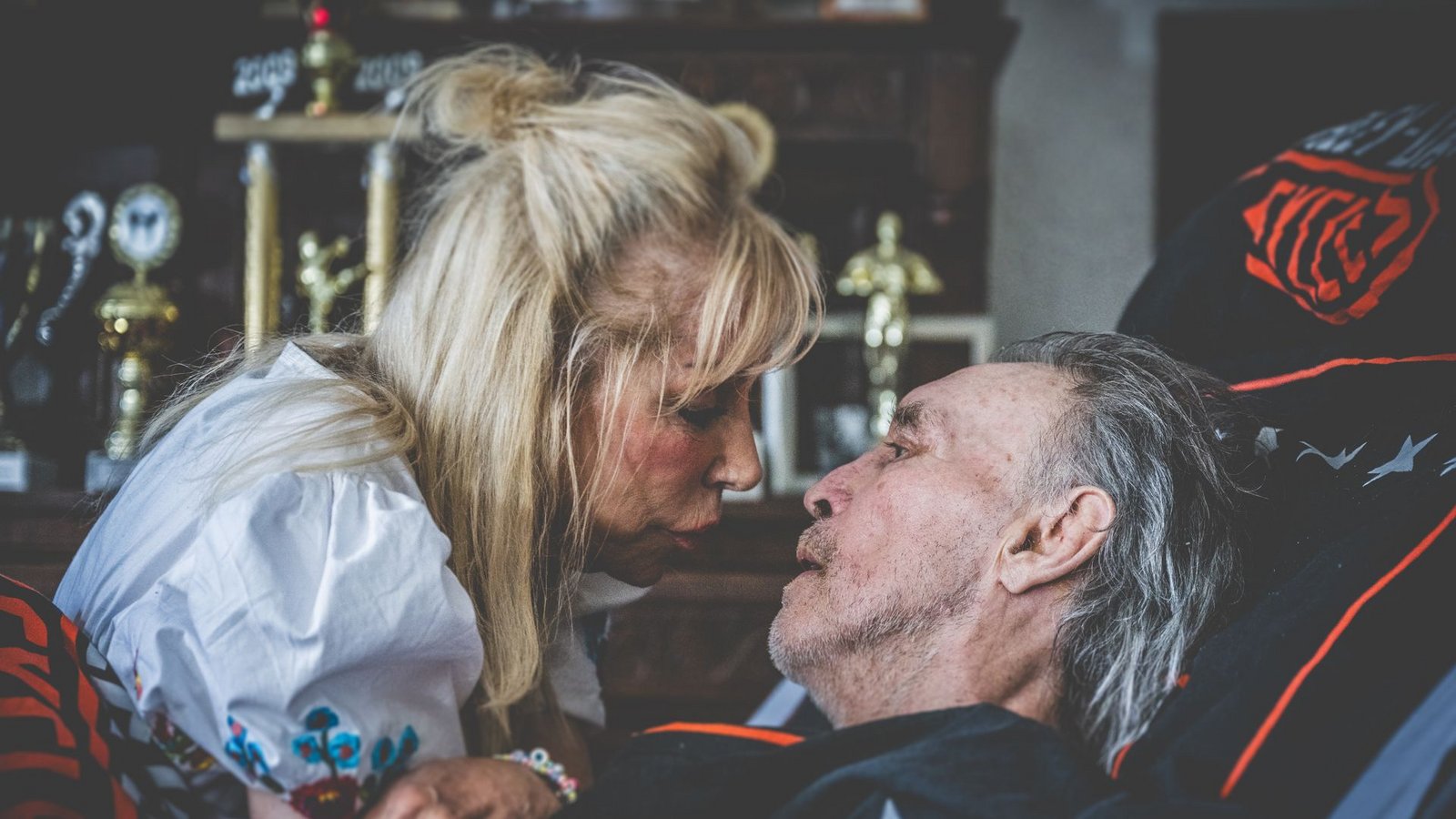 Die Öffentlichkeit hielt Maria Weller stets auf dem Laufenden über den Gesundheitszustand ihres Mannes – bis zum Schluss, als es ihm immer schlechter ging.Foto: Andreas Reiner Die Öffentlichkeit hielt Maria Weller stets auf dem Laufenden über den Gesundheitszustand ihres Mannes – bis zum Schluss, als es ihm immer schlechter ging.Foto: Andreas Reiner