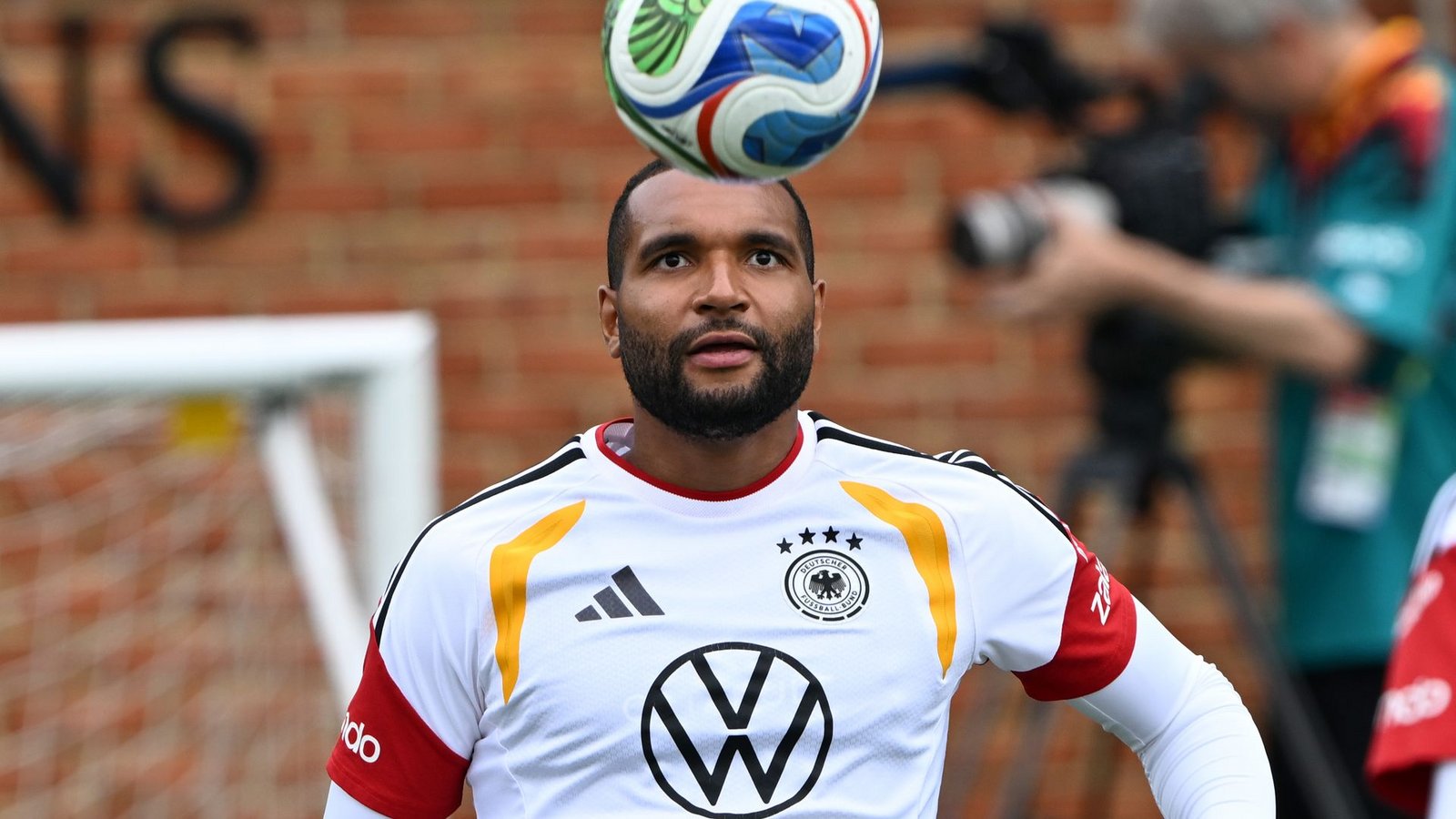 Jonathan Tah gehört zum Mannschaftsrat der DFB-Elf.Foto: Federico Gambarini/dpa