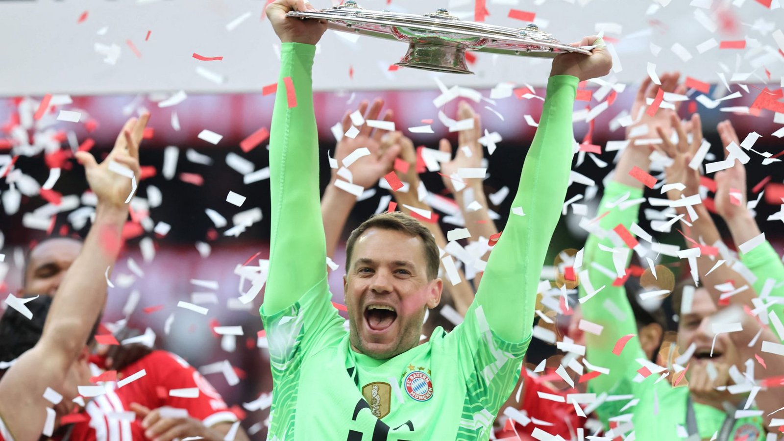 Gewohntes Bild: Manuel Neuer reckt die Meisterschale nach oben.Foto: AFP/ALEXANDRA BEIER
