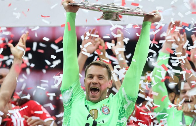 Gewohntes Bild: Manuel Neuer reckt die Meisterschale nach oben.<span class='image-autor'>Foto: AFP/ALEXANDRA BEIER</span>