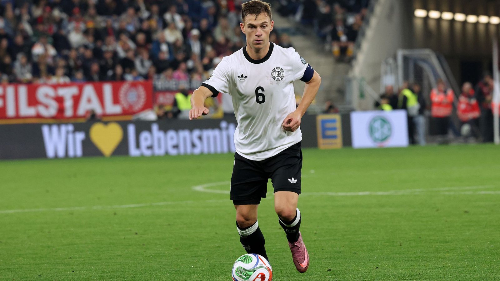 Joshua Kimmich (Note 4): Beim ersten Gegentor war seine Seite verwaist. Der Rechtsverteidiger hatte sich nach vorne eingeschaltet und fehlte beim Konter hinten. Joshua Kimmich spielte gewohnt engagiert, zog aber oft in die Mitte. Einige seiner Aktionen wirkten übereifrig.Foto: Pressefoto Baumann/Hansjürgen B