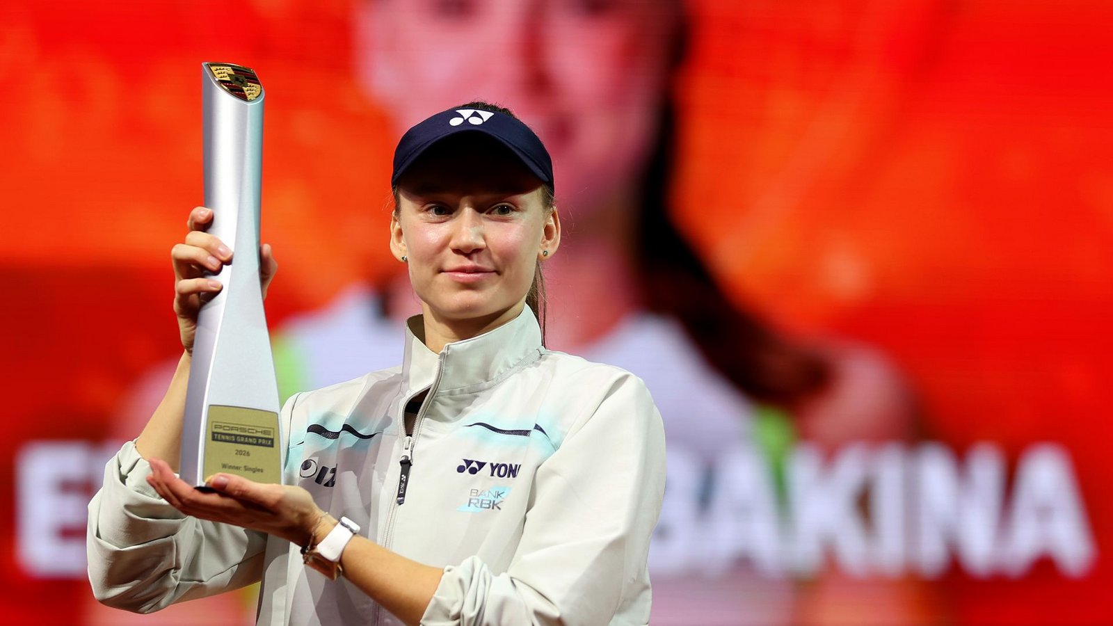 Elena Rybakina ist die Siegerin des Porsche Tennis Grand Prix 2026.  Das Finale gewinnt die Kasachin deutlich in zwei Sätzen  mit 7:5 und 6:1 gegen die Weltranglisten-Elfte  und Überraschungsfinalistin Karolina Muchova aus Tschechien. Rybakina triumphiert nach 2024 bereits zum zweiten Mal bei dem Turnier in Stuttgart.Foto: Baumann/Leonie Keppler
