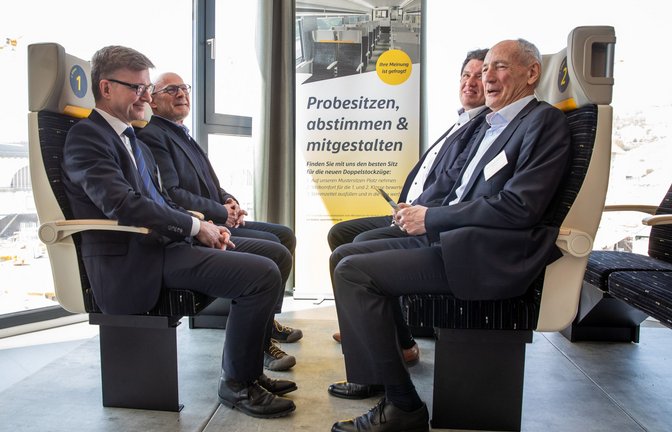 Christoph Klaes, Vertriebschef von Alstom, Verkehrsminister Winfried Hermann, der Landtagsabgeordneter Michael Joukov und Bernhard Bauer vom Verein Bahnprojekt Stuttgart - Ulm beim Probesitzen (v.l.n.r.).<span class='image-autor'>Foto: Lichtgut/Christoph Schmidt</span>