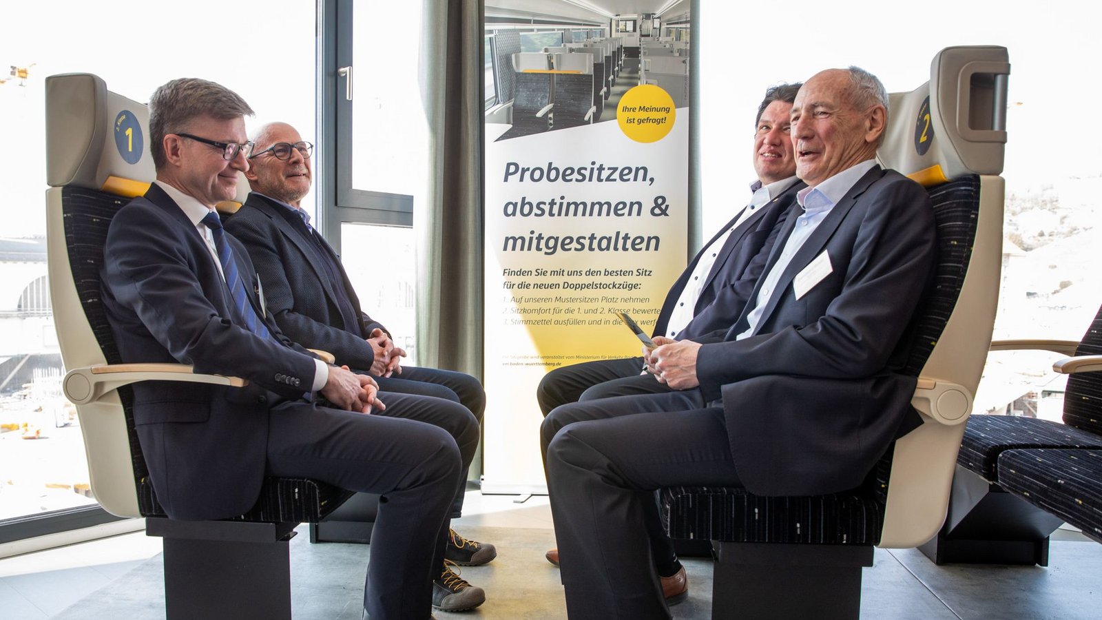 Christoph Klaes, Vertriebschef von Alstom, Verkehrsminister Winfried Hermann, der Landtagsabgeordneter Michael Joukov und Bernhard Bauer vom Verein Bahnprojekt Stuttgart - Ulm beim Probesitzen (v.l.n.r.).Foto: Lichtgut/Christoph Schmidt
