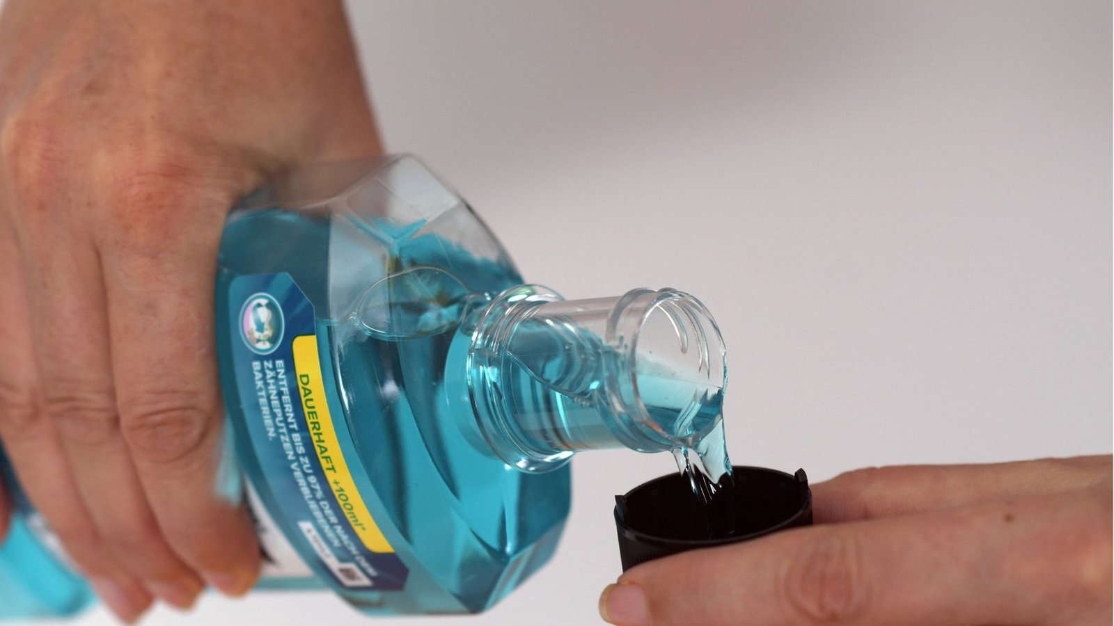 Die Mundspülung „Listerine Cool Mint“ steht laut einer aktuellen Studie im Verdacht, sich bei häufiger Anwendung negativ auf die Mundflora auszuwirken.Foto: Imago/MiS Die Mundspülung „Listerine Cool Mint“ steht laut einer aktuellen Studie im Verdacht, sich bei häufiger Anwendung negativ auf die Mundflora auszuwirken.Foto: Imago/MiS