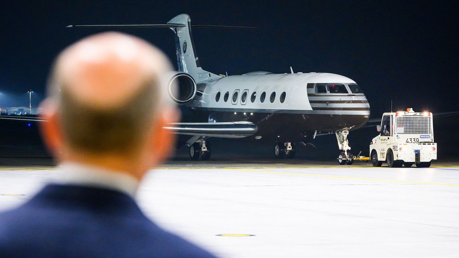 Olaf Scholz (SPD) empfing die frei gelassenen Personen, die nach dem Gefangenenaustausch mit Russland auf dem militärischen Teil des Flughafen Köln/Bonn ankamen. Weiterhin befinden sich einige Deutsche in russischer Haft.Foto: dpa/Marvin Ibo Güngör Olaf Scholz (SPD) empfing die frei gelassenen Personen, die nach dem Gefangenenaustausch mit Russland auf dem militärischen Teil des Flughafen Köln/Bonn ankamen. Weiterhin befinden sich einige Deutsche in russischer Haft.Foto: dpa/Marvin Ibo Güngör
