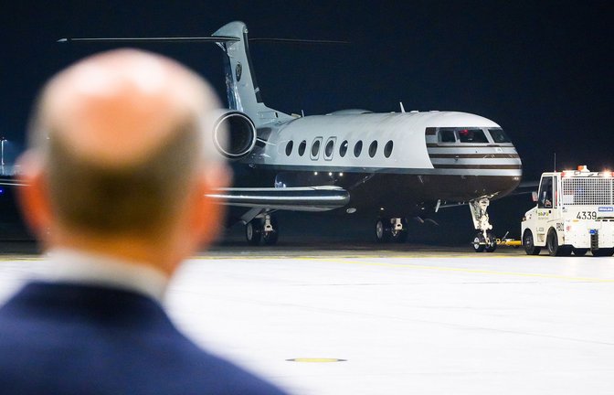 Olaf Scholz (SPD) empfing die frei gelassenen Personen, die nach dem Gefangenenaustausch mit Russland auf dem militärischen Teil des Flughafen Köln/Bonn ankamen. Weiterhin befinden sich einige Deutsche in russischer Haft.<span class='image-autor'>Foto: dpa/Marvin Ibo Güngör</span>