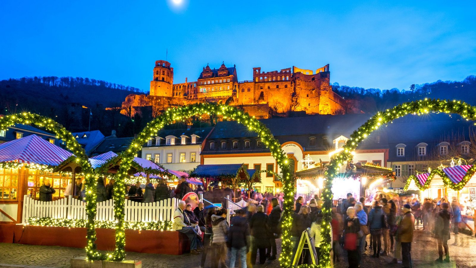 Der Weihnachtsmarkt in Heidelberg, im Hintergrund das Schloss.Foto: IMAGO/Depositphotos Der Weihnachtsmarkt in Heidelberg, im Hintergrund das Schloss.Foto: IMAGO/Depositphotos
