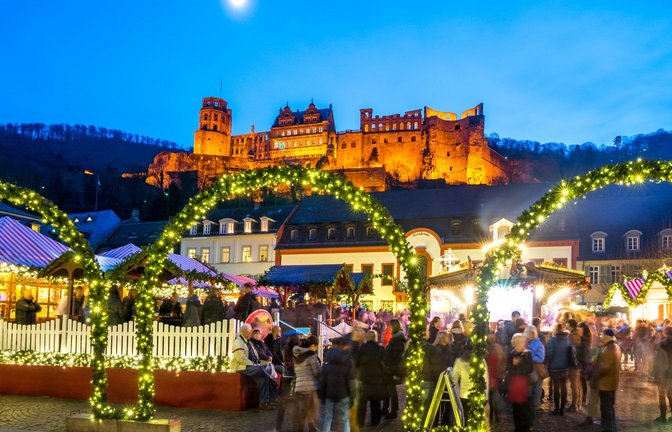 Der Weihnachtsmarkt in Heidelberg, im Hintergrund das Schloss.<span class='image-autor'>Foto: IMAGO/Depositphotos</span>