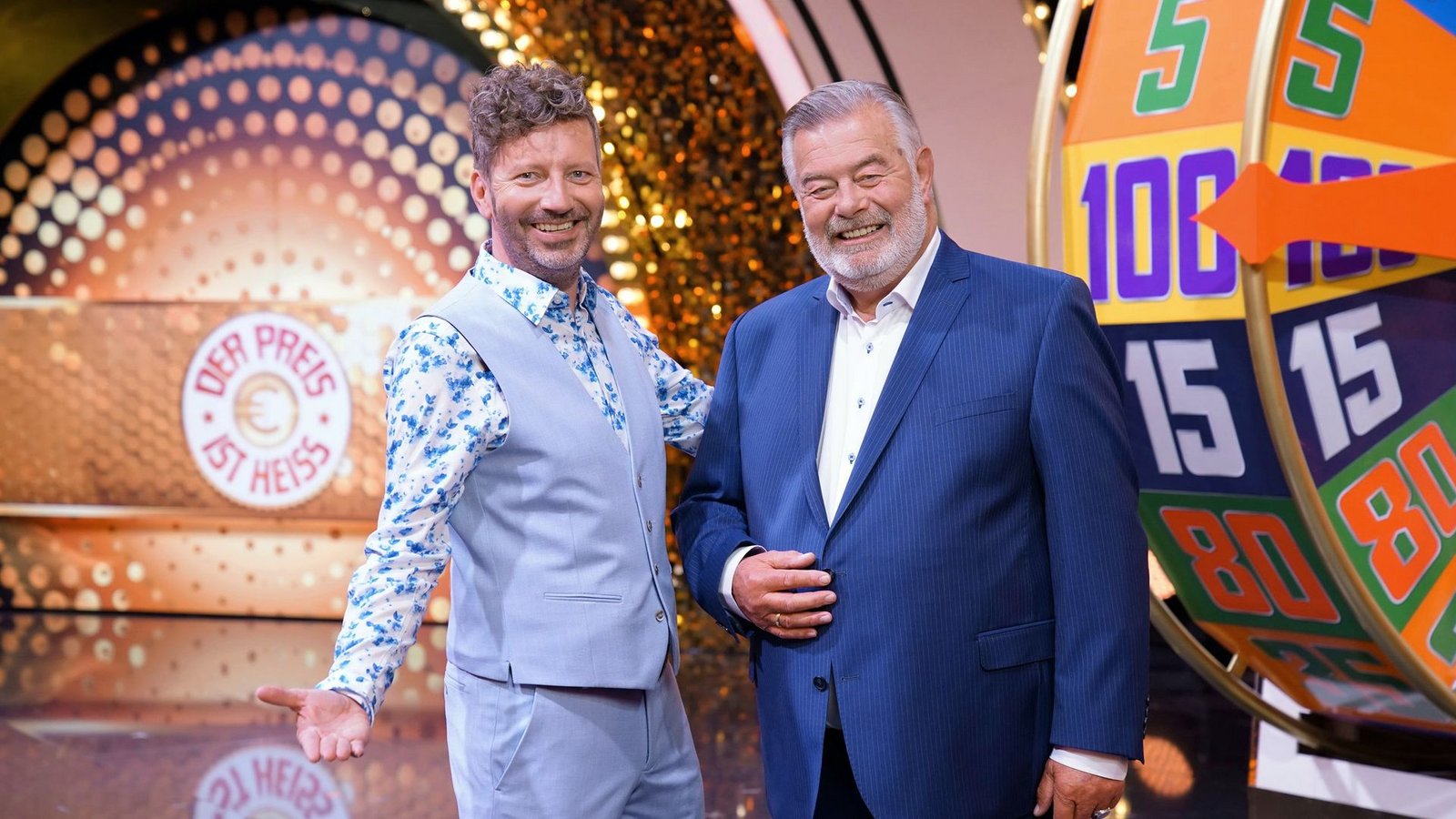Showmaster Harry Wijnvoord (r) und  Thorsten Schorn präsentieren die Show "Der Preis ist heiß".Foto: Stefan Gregorowius/RTL+/dpa