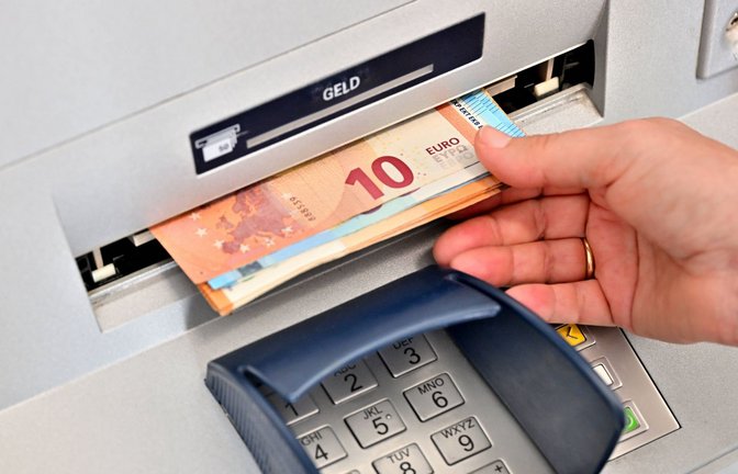 Die Zahl der Geldautomaten in Deutschland geht zurück.<span class='image-autor'>Foto: IMAGO/Rolf Poss</span>