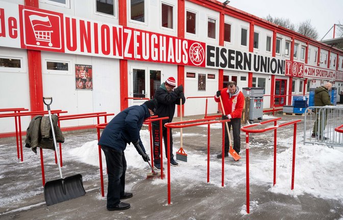 Freiwillige Fans des 1. FC Union befreien Wege und Parkplätze am und im Stadion An der Alten Försterei von Schnee.<span class='image-autor'>Foto: picture alliance/dpa | Matthias Koch</span>