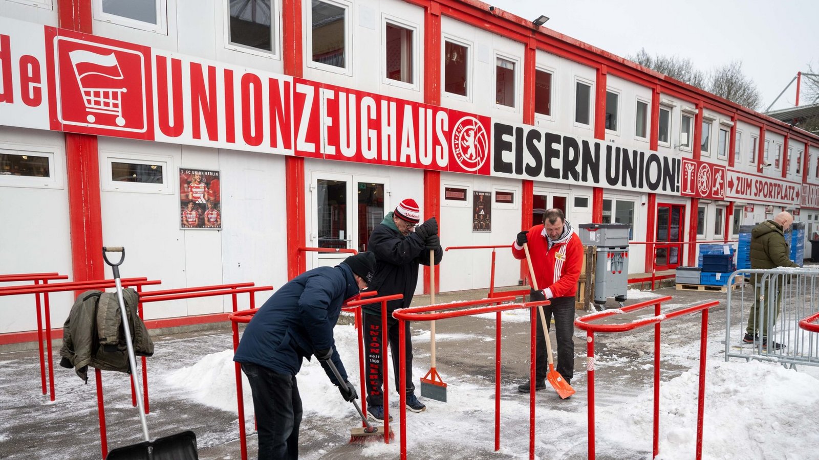 Freiwillige Fans des 1. FC Union befreien Wege und Parkplätze am und im Stadion An der Alten Försterei von Schnee.Foto: picture alliance/dpa | Matthias Koch Freiwillige Fans des 1. FC Union befreien Wege und Parkplätze am und im Stadion An der Alten Försterei von Schnee.Foto: picture alliance/dpa | Matthias Koch