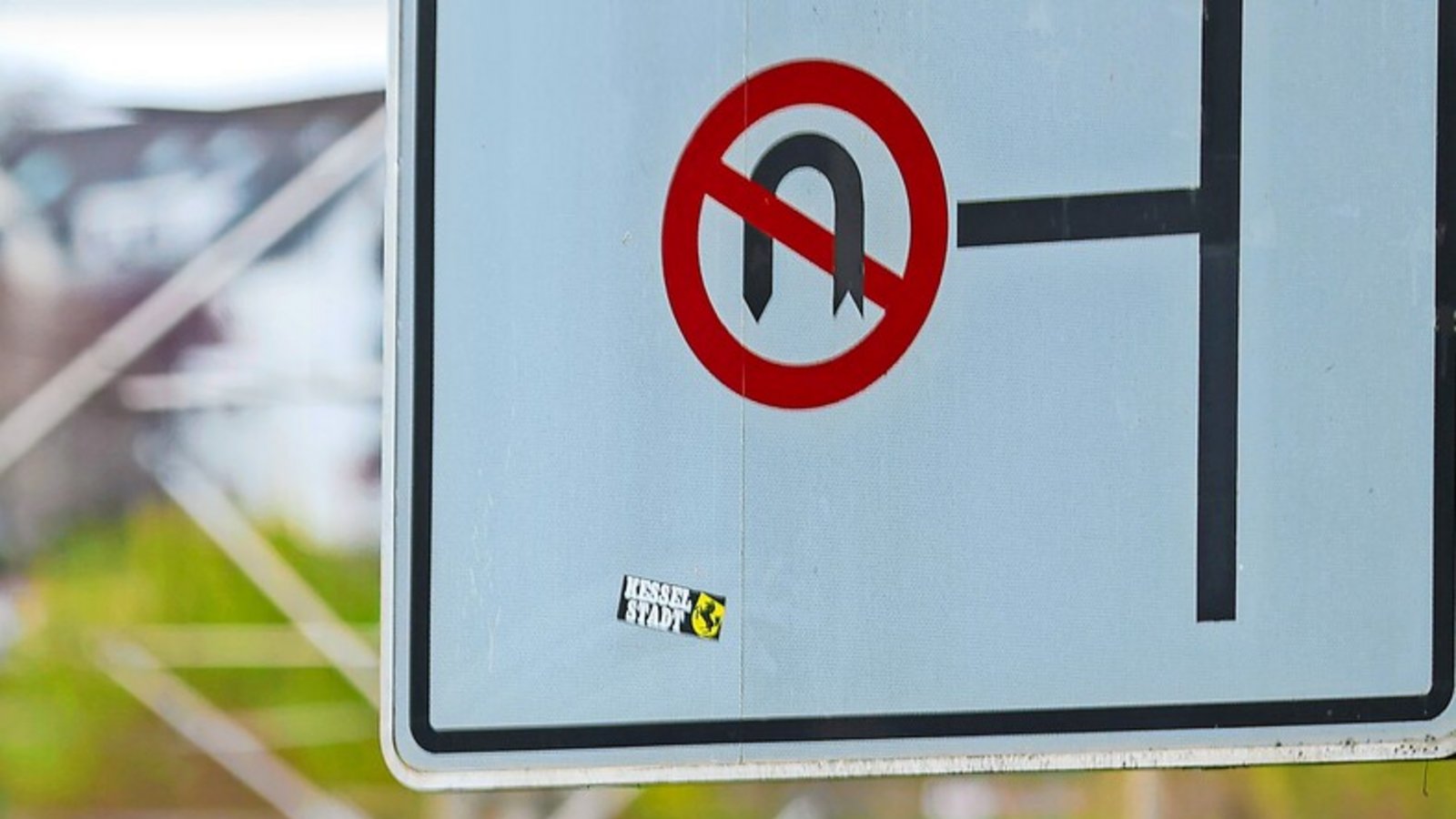 Das Schild an der Neckartalstraße in Cannstatt ist eindeutig: Wenden über die Stadtbahn-Gleise ist verboten.Foto: Lichtgut/Schmidt