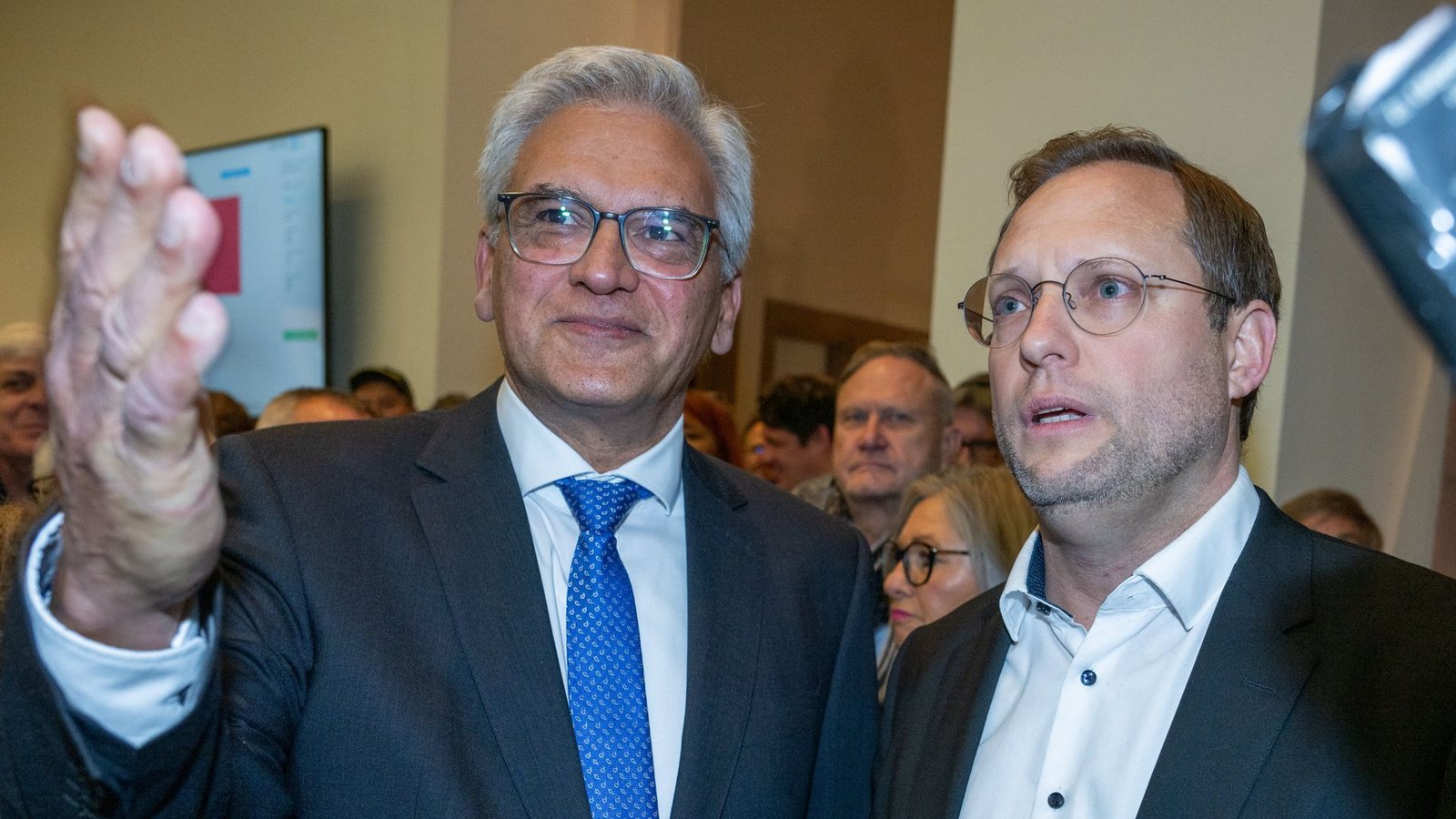 Machtwechsel in Ulm: Martin Ansbacher von der SPD (r.) löst Gunter Czisch (CDU) als Oberbürgermeister ab.Foto: dpa/Stefan Puchner Machtwechsel in Ulm: Martin Ansbacher von der SPD (r.) löst Gunter Czisch (CDU) als Oberbürgermeister ab.Foto: dpa/Stefan Puchner