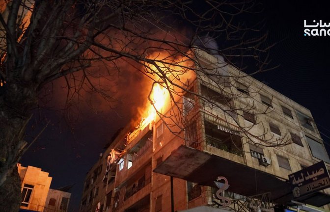 Dieses von der  syrischen Nachrichtenagentur SANA veröffentlichte Foto zeigt ein brennendes Gebäude nach Zusammenstößen zwischen Sicherheitskräften und kurdischen Kämpfern in  Aleppo.<span class='image-autor'>Foto: /SANA</span>