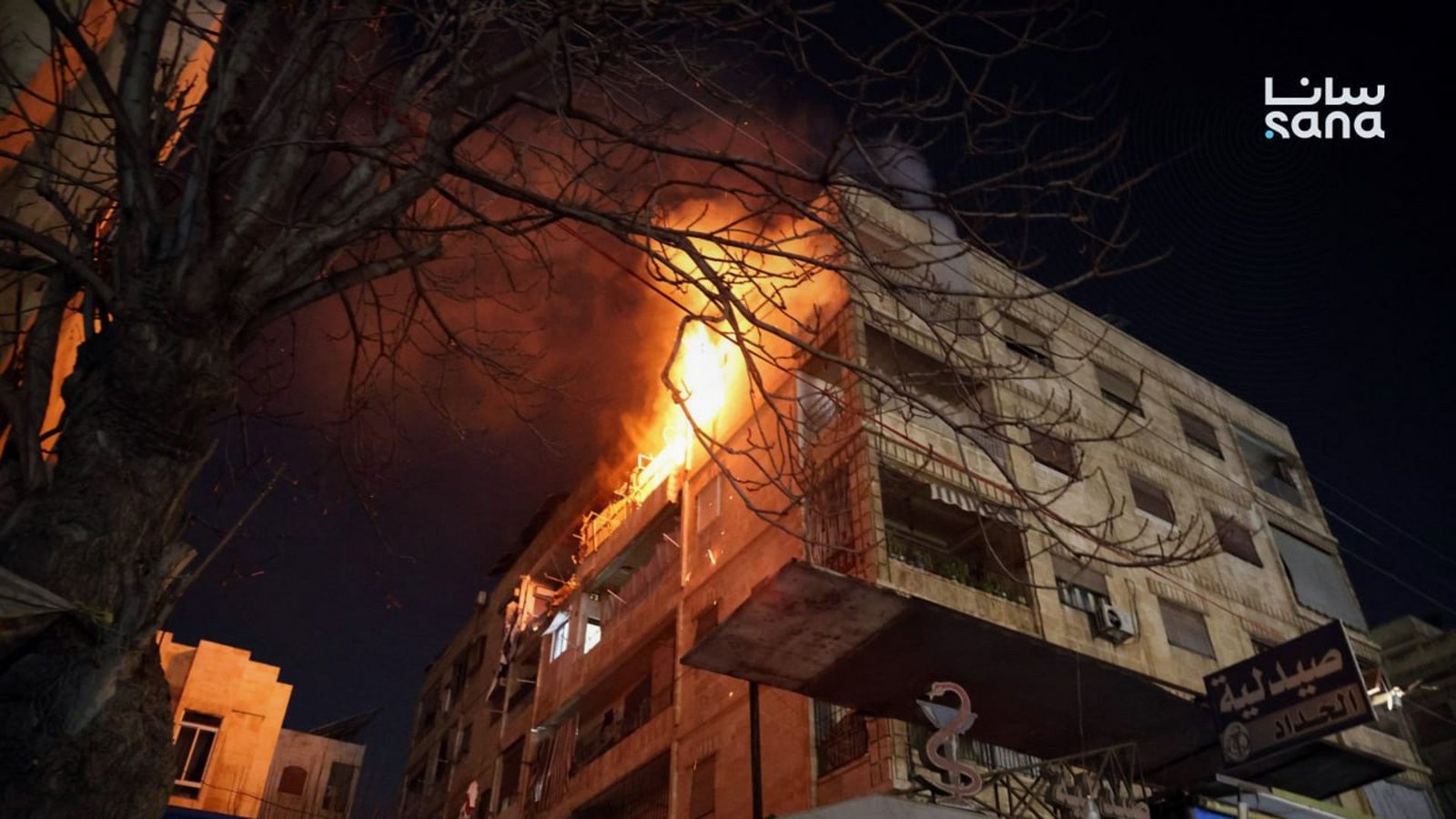 Dieses von der syrischen Nachrichtenagentur SANA veröffentlichte Foto zeigt ein brennendes Gebäude nach Zusammenstößen zwischen Sicherheitskräften und kurdischen Kämpfern in Aleppo.Foto: /SANA Dieses von der syrischen Nachrichtenagentur SANA veröffentlichte Foto zeigt ein brennendes Gebäude nach Zusammenstößen zwischen Sicherheitskräften und kurdischen Kämpfern in Aleppo.Foto: /SANA