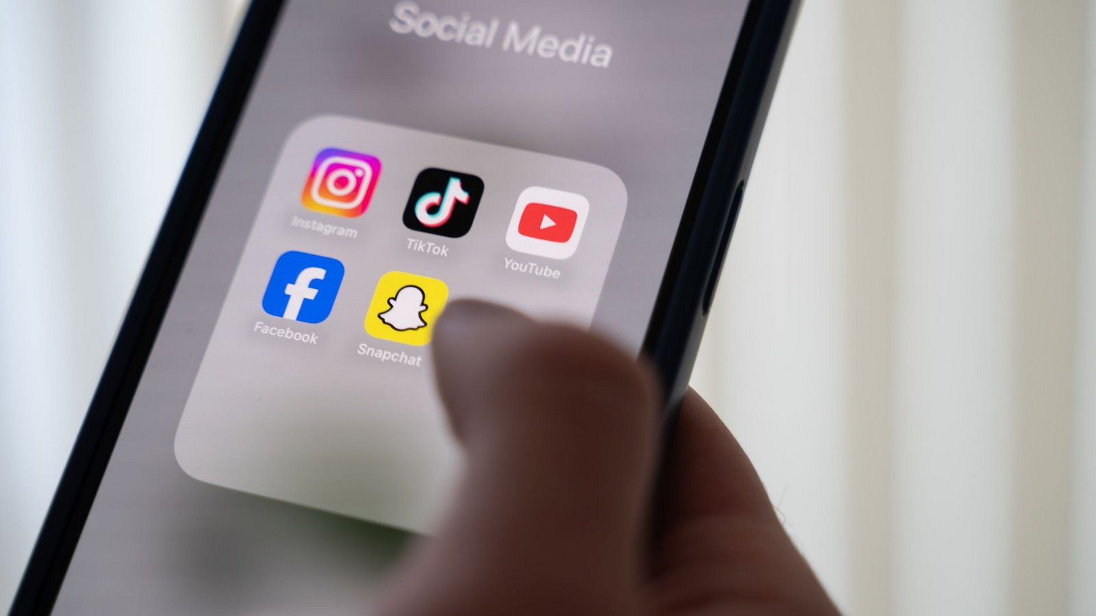 Die Nutzung sozialer Medien nimmt laut einer Deloitte-Umfrage weiter zu - nur ein Teil der Älteren wendet sich ab. (Illustration)Foto: Alicia Windzio/dpa