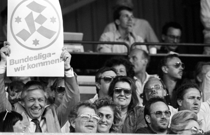 In guten alten Kickers-Zeiten hält Günther Dengler in der Saison 1987/88 ein Plakat nach oben, in der Reihe unter ihm der langjährige Präsident Axel Dünnwald-Metzler.<span class='image-autor'>Foto: imago/Sportfoto Rudel</span>