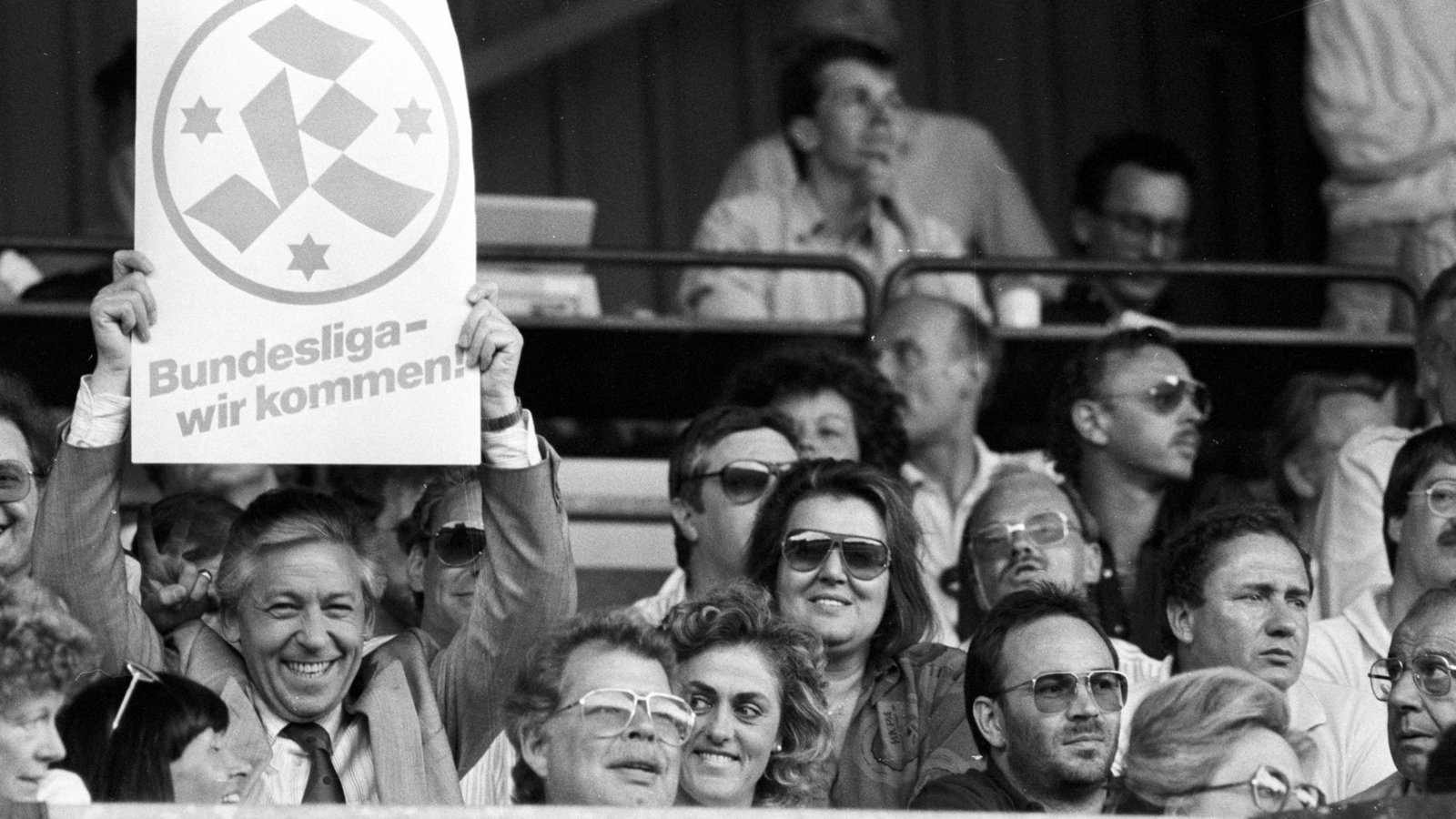 In guten alten Kickers-Zeiten hält Günther Dengler in der Saison 1987/88 ein Plakat nach oben, in der Reihe unter ihm der langjährige Präsident Axel Dünnwald-Metzler.Foto: imago/Sportfoto Rudel