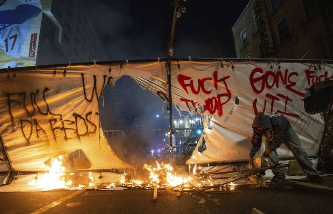 Die Proteste in Los Angeles sind medial eindrucksvoll, jedoch „weit vom Chaos entfernt“ laut ZDF-Korrespondent Elmar Theveßen, der am Dienstagabend in der Talkrunde bei Markus Lanz war.<span class='image-autor'>Foto: Ethan Swope/FR171736 AP/dpa</span>