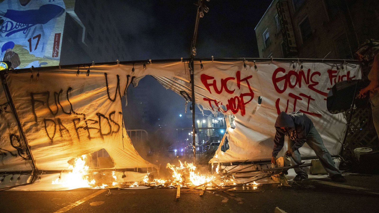 Die Proteste in Los Angeles sind medial eindrucksvoll, jedoch „weit vom Chaos entfernt“ laut ZDF-Korrespondent Elmar Theveßen, der am Dienstagabend in der Talkrunde bei Markus Lanz war.Foto: Ethan Swope/FR171736 AP/dpa