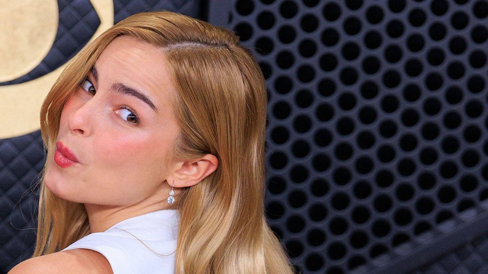 Vorn lang, hinten kurz: Influencerin Addison Rae posiert in einem weißen Kleid mit besonderen Maßen.Foto: IMAGO/ZUMA Press Wire Vorn lang, hinten kurz: Influencerin Addison Rae posiert in einem weißen Kleid mit besonderen Maßen.Foto: IMAGO/ZUMA Press Wire