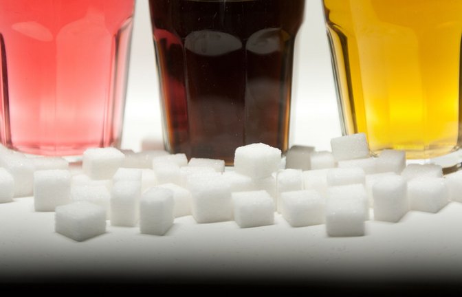 Bei gesüßten Erfrischungsgetränken hat sich laut einer Untersuchung ein zunächst deutlicher Rückgang der Zuckergehalte zuletzt nicht fortgesetzt.<span class='image-autor'>Foto: Monika Skolimowska/dpa</span>