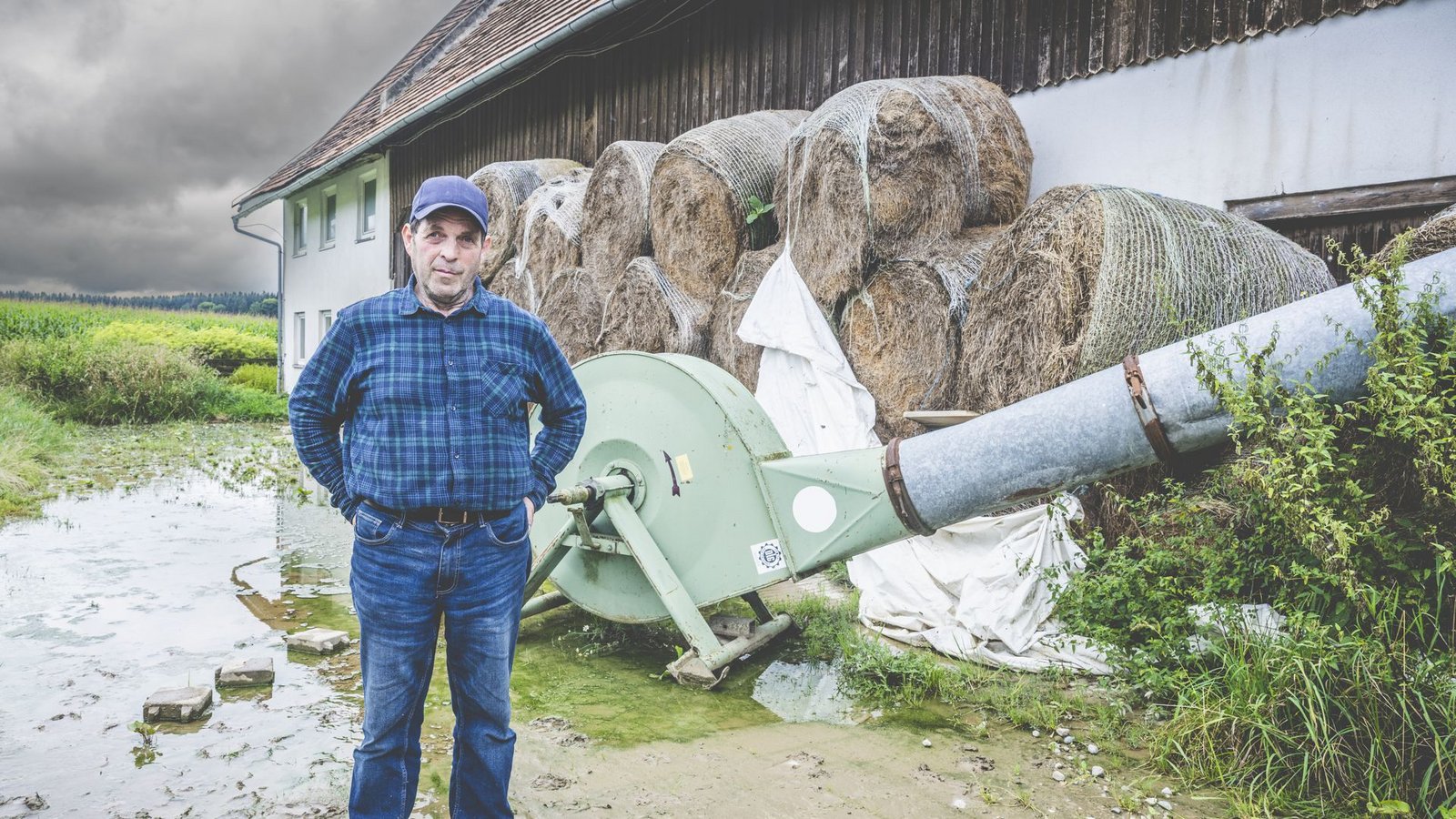 Bauer Alois auf seinem früheren Hof bei Bad Wurzach, den die Polizei im vergangenen Jahr zwangsräumte.Foto: sichtlichmensch/Andy Reiner Bauer Alois auf seinem früheren Hof bei Bad Wurzach, den die Polizei im vergangenen Jahr zwangsräumte.Foto: sichtlichmensch/Andy Reiner