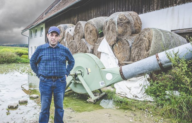 Bauer Alois auf seinem früheren Hof bei Bad Wurzach, den die Polizei im vergangenen Jahr zwangsräumte.<span class='image-autor'>Foto: sichtlichmensch/Andy Reiner</span>