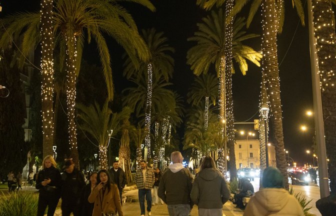 Palma hat die Weihnachtsbeleuchtung angeschaltet.<span class='image-autor'>Foto: Clara Margais/dpa</span>