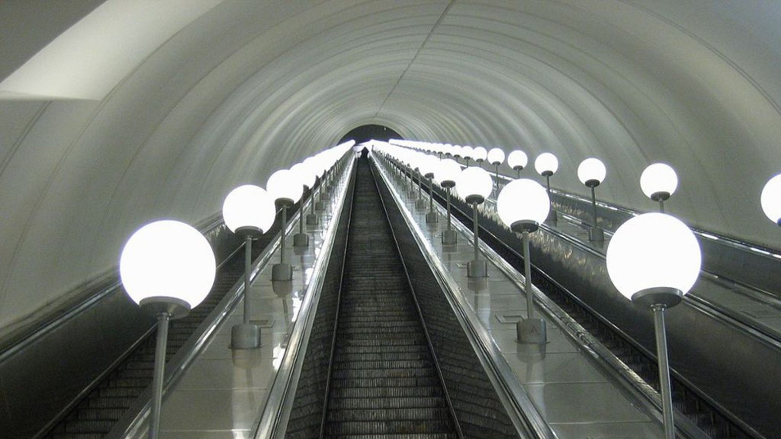 Diese U-Bahnsteige befinden sich 84 Meter unter der Erde, was den Metro Park Pobedy zur gegenwärtig am tiefsten gelegenen Station im Moskauer Metronetz macht. Die Rolltreppen sind 126 Meter lang und waren die längsten zusammenhängenden Rolltreppen der Welt, bis sie 2011 von den Rolltreppen der Station Admiralteiskaja der Metro Sankt Petersburg mit 137 Metern übertroffen wurden.Foto: Wikipedia commons/A. Savin CC BY-SA 3.0