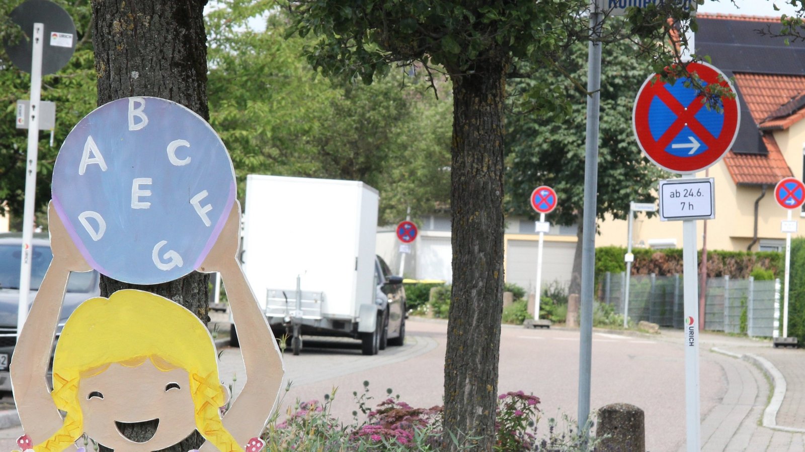 Die Halteverbote, die von der Verkehrsbehörde in der Keltenstraße aufgestellt wurden, sind nach Ansicht vieler Anwohner kontraproduktiv. Dadurch werde die enge Straße in dem Wohngebiet erst recht zur „Rennstrecke“ für den Schleichverkehr. Foto: Banholzer Die Halteverbote, die von der Verkehrsbehörde in der Keltenstraße aufgestellt wurden, sind nach Ansicht vieler Anwohner kontraproduktiv. Dadurch werde die enge Straße in dem Wohngebiet erst recht zur „Rennstrecke“ für den Schleichverkehr. Foto: Banholzer