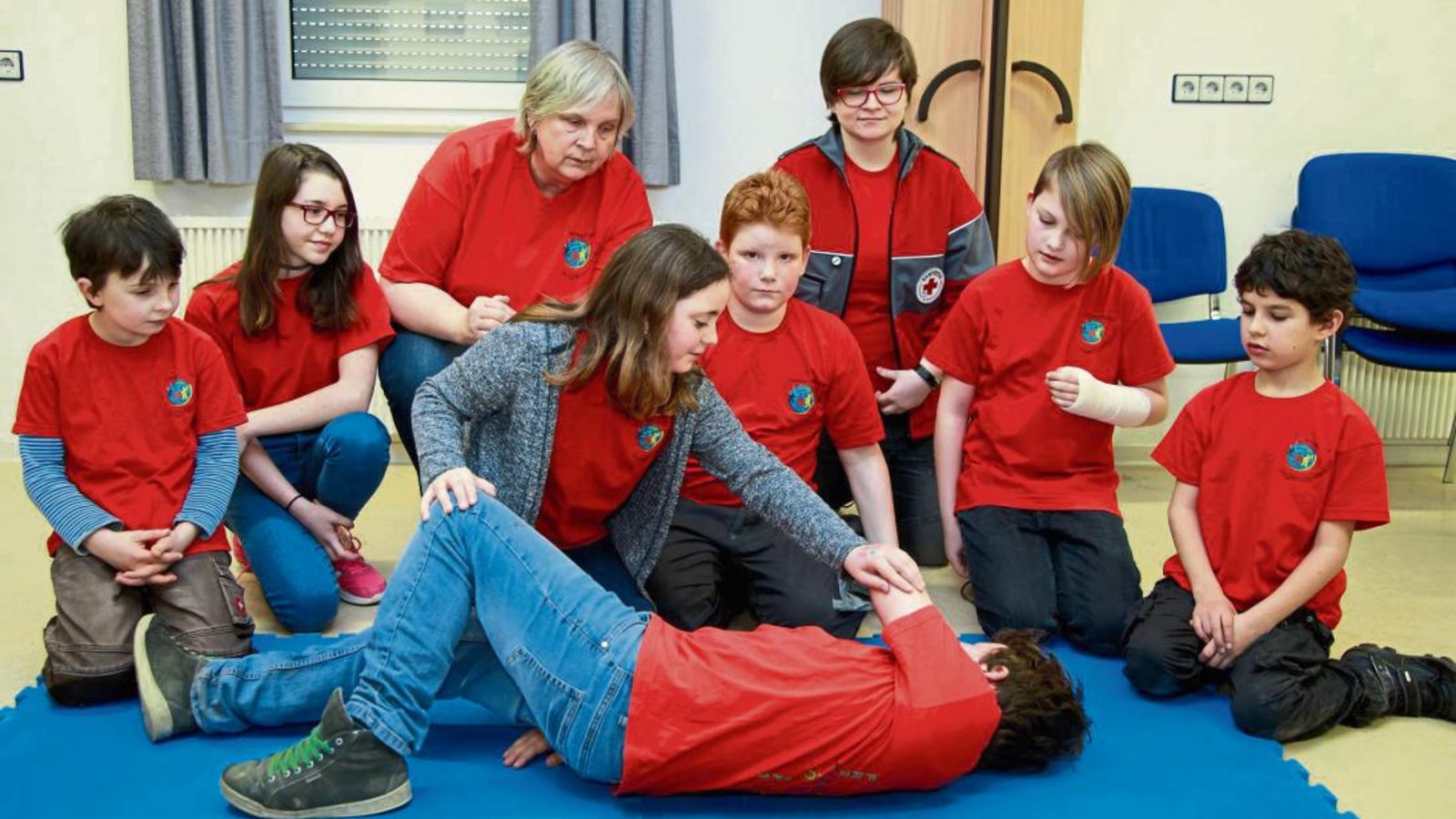 Die stabile Seitenlage gehört zu den ersten Dingen, die die Kinder bei den Gruppentreffen des JRK in Sachsenheim lernen. Foto: Pangerl Die stabile Seitenlage gehört zu den ersten Dingen, die die Kinder bei den Gruppentreffen des JRK in Sachsenheim lernen. Foto: Pangerl