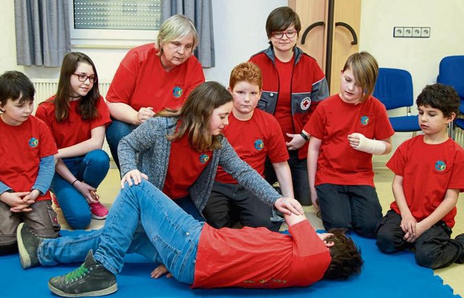 Die stabile Seitenlage gehört zu den ersten Dingen, die die Kinder bei den Gruppentreffen des JRK in Sachsenheim lernen.  Foto: Pangerl
