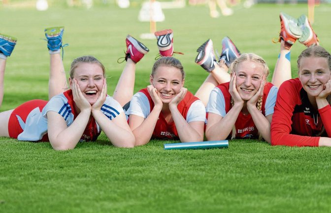 Entspannung auf Bönnigheimer Rasen beim bestens besuchten Sportfest: Klara Brosi, Melanie Böhm, Laura Schäfer und Emma Sieder (von links) haben über viermal 100 Meter gewonnen.  Fotos: privat