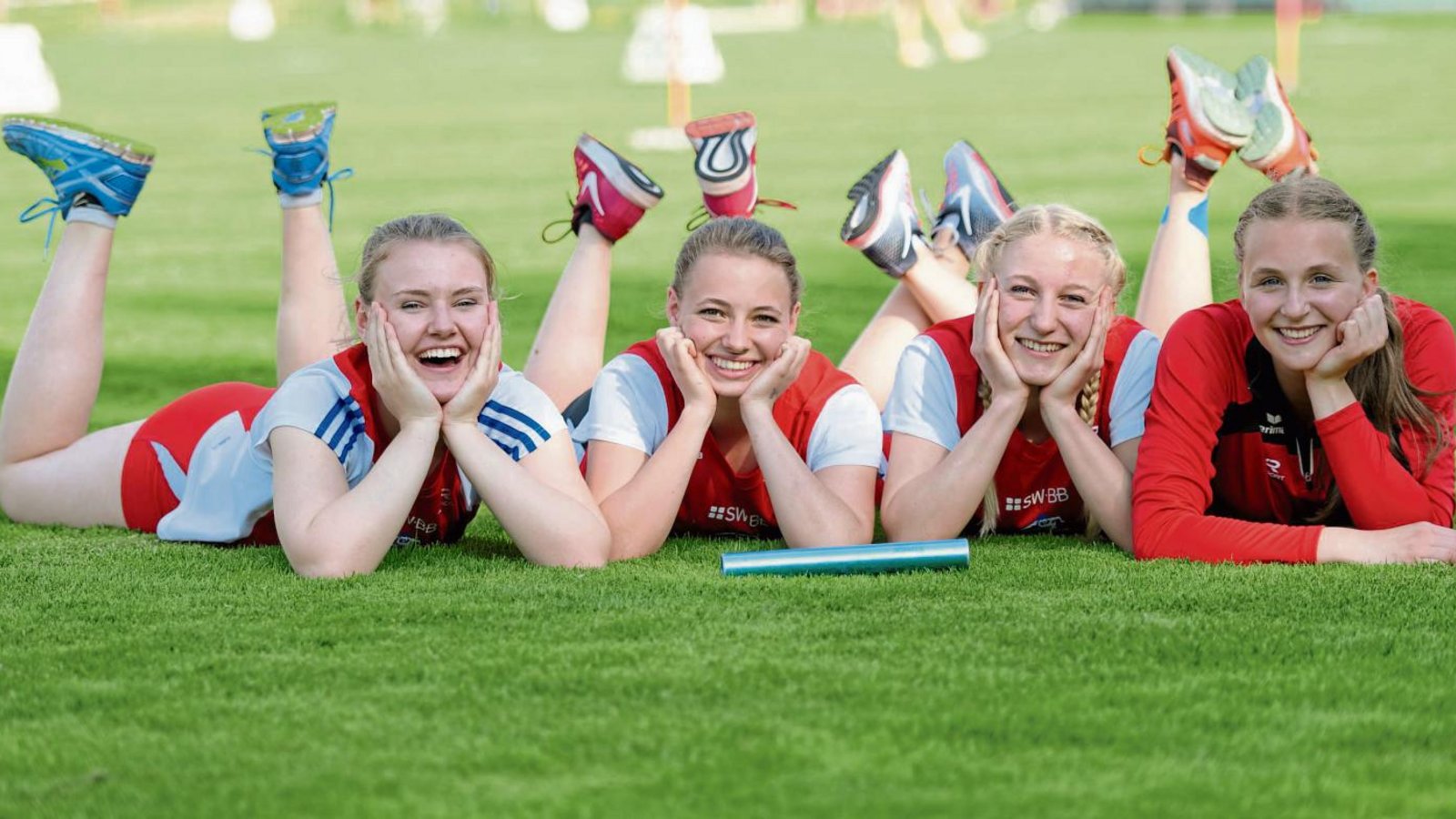Entspannung auf Bönnigheimer Rasen beim bestens besuchten Sportfest: Klara Brosi, Melanie Böhm, Laura Schäfer und Emma Sieder (von links) haben über viermal 100 Meter gewonnen. Fotos: privat Entspannung auf Bönnigheimer Rasen beim bestens besuchten Sportfest: Klara Brosi, Melanie Böhm, Laura Schäfer und Emma Sieder (von links) haben über viermal 100 Meter gewonnen. Fotos: privat