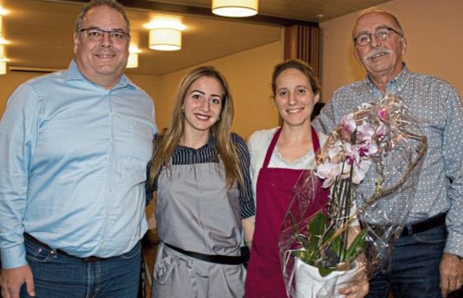 Die Vorsitzenden des TSV Hochdorf Klaus Schuller (links) und Klaus Oßwald mit den Pächterinnen Chiara Cunsolo (Zweite von links) und deren Mutter Melina.  Fotos: Friedrich