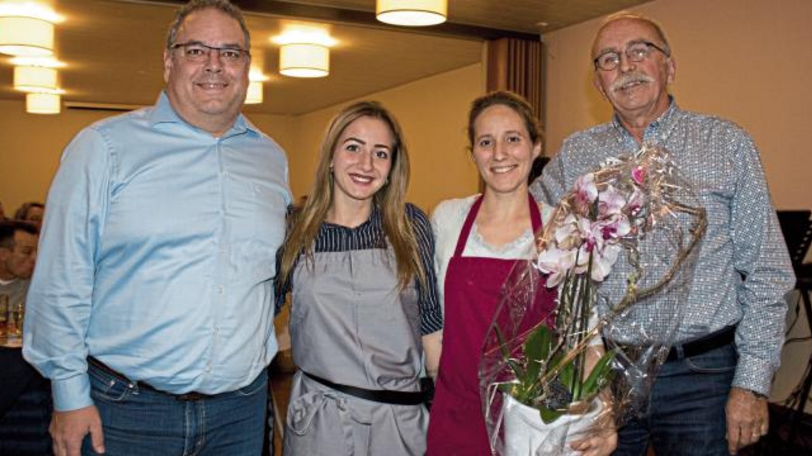 Die Vorsitzenden des TSV Hochdorf Klaus Schuller (links) und Klaus Oßwald mit den Pächterinnen Chiara Cunsolo (Zweite von links) und deren Mutter Melina.  Fotos: Friedrich