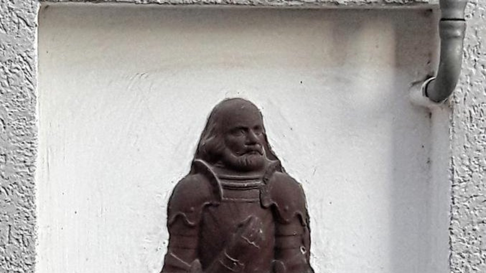 Muntermacher am Morgen: Hier grüßt Goethes Götz schwäbisch-derb die Passanten. Gesehen in Aurich.  Foto: Rücker