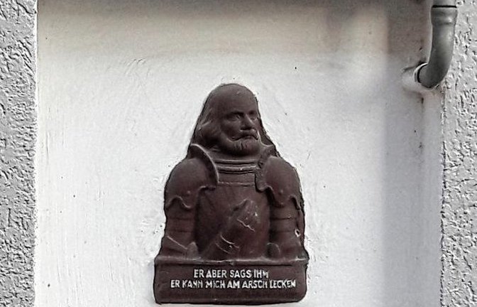Muntermacher am Morgen: Hier grüßt Goethes Götz schwäbisch-derb die Passanten. Gesehen in Aurich.  Foto: Rücker