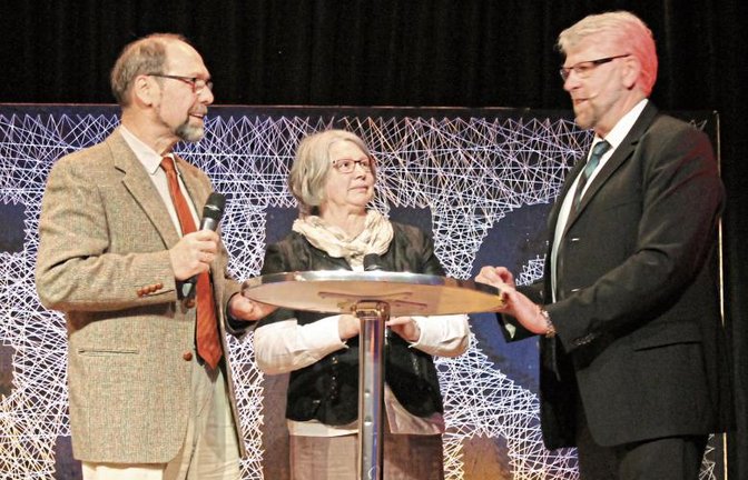 Hermann Strecker (l.) und seine Frau Gudrun bei der Vorstellung des Referenten Kamlah (r.).