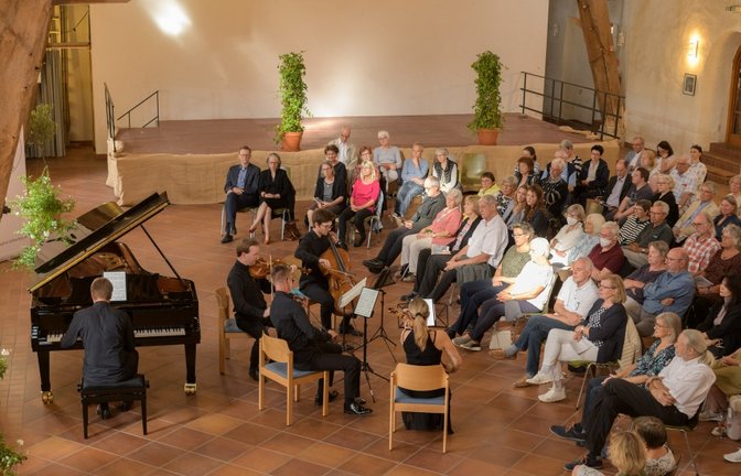 Das Publikum war in der Kelter hautnah dran an den beteiligten Künstlern.  <span class='image-autor'>Foto: p</span>