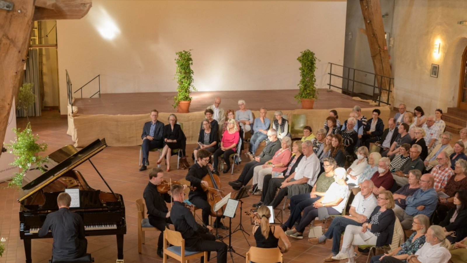 Das Publikum war in der Kelter hautnah dran an den beteiligten Künstlern. Foto: p Das Publikum war in der Kelter hautnah dran an den beteiligten Künstlern. Foto: p