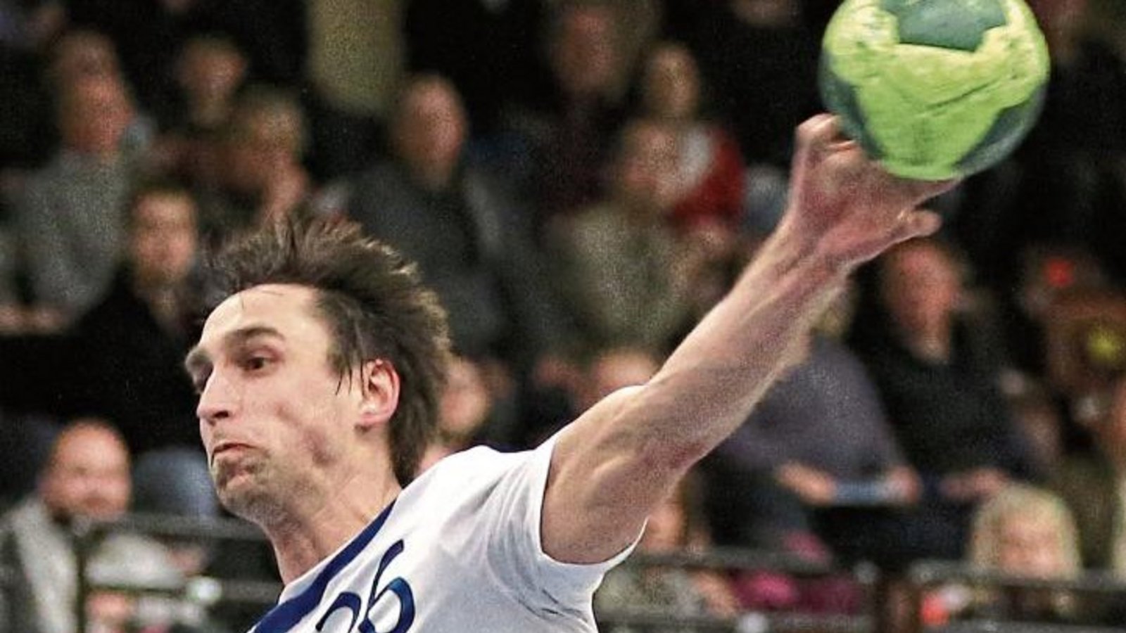 Peter Jungwirth hebt ab: Der ehemalige Bundesligaspieler ist das Aushängeschild des SV Salamander Kornwestheim.  Foto: Baumann