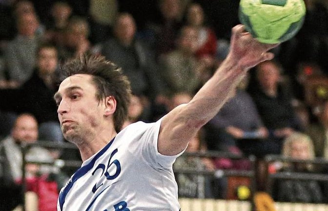 Peter Jungwirth hebt ab: Der ehemalige Bundesligaspieler ist das Aushängeschild des SV Salamander Kornwestheim.  Foto: Baumann