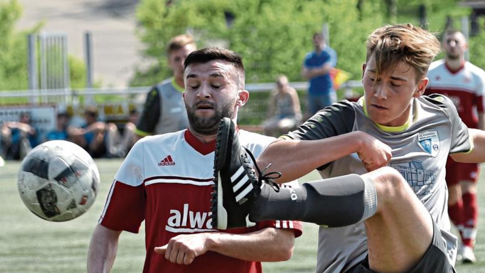 Manuel Gayer (rechts) hat sich an der Seite von Stefan Senftleben in der vergangenen Saison zu einem der besten Innenverteidiger in der Kreisliga B 7 entwickelt. Foto: Leitner Manuel Gayer (rechts) hat sich an der Seite von Stefan Senftleben in der vergangenen Saison zu einem der besten Innenverteidiger in der Kreisliga B 7 entwickelt. Foto: Leitner