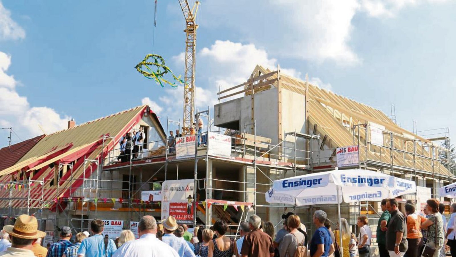 Die Richtkrone wird hochgezogen, der Rohbau der Familienherberge Lebensweg in Schützingen steht. Fotos: Rücker Die Richtkrone wird hochgezogen, der Rohbau der Familienherberge Lebensweg in Schützingen steht. Fotos: Rücker