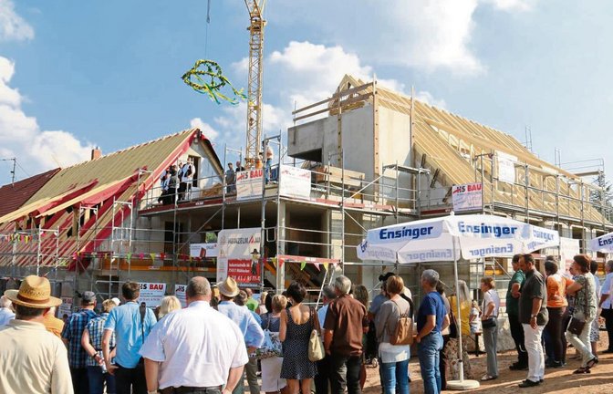 Die Richtkrone wird hochgezogen, der Rohbau der Familienherberge Lebensweg in Schützingen steht. Fotos: Rücker